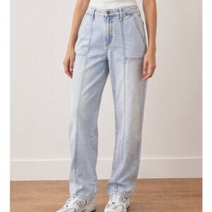 Universal Thread High Rise Slim Straight Jeans Light Wash Size 6/28 Front Seam